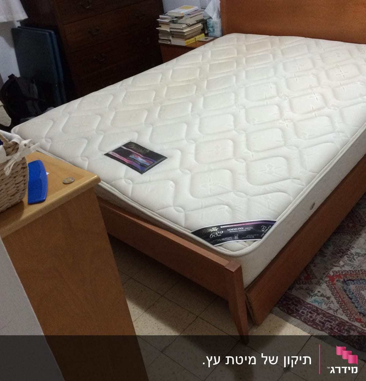 מיטה עם מזרן לבן בחדר שינה